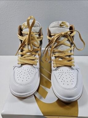 Air Jordan 1 Retro OG High Metallic Gold Women's Sz 8